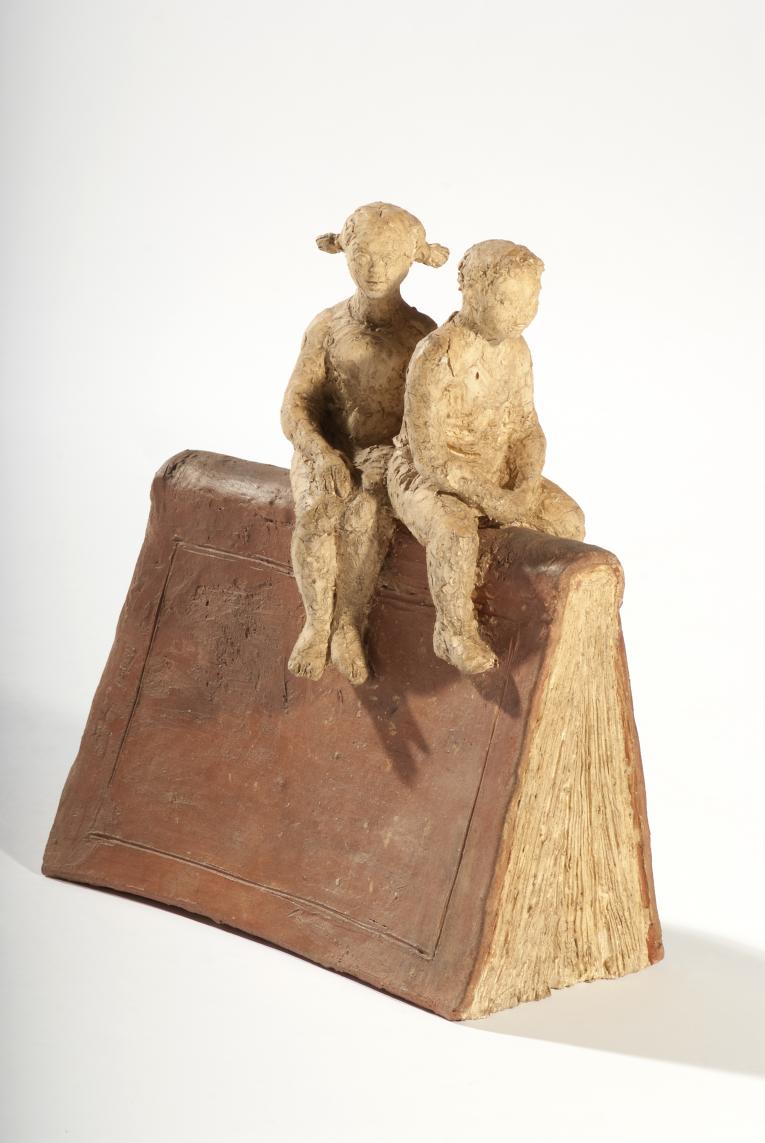 Maquette "Deux enfants sur le dos d'un livre"